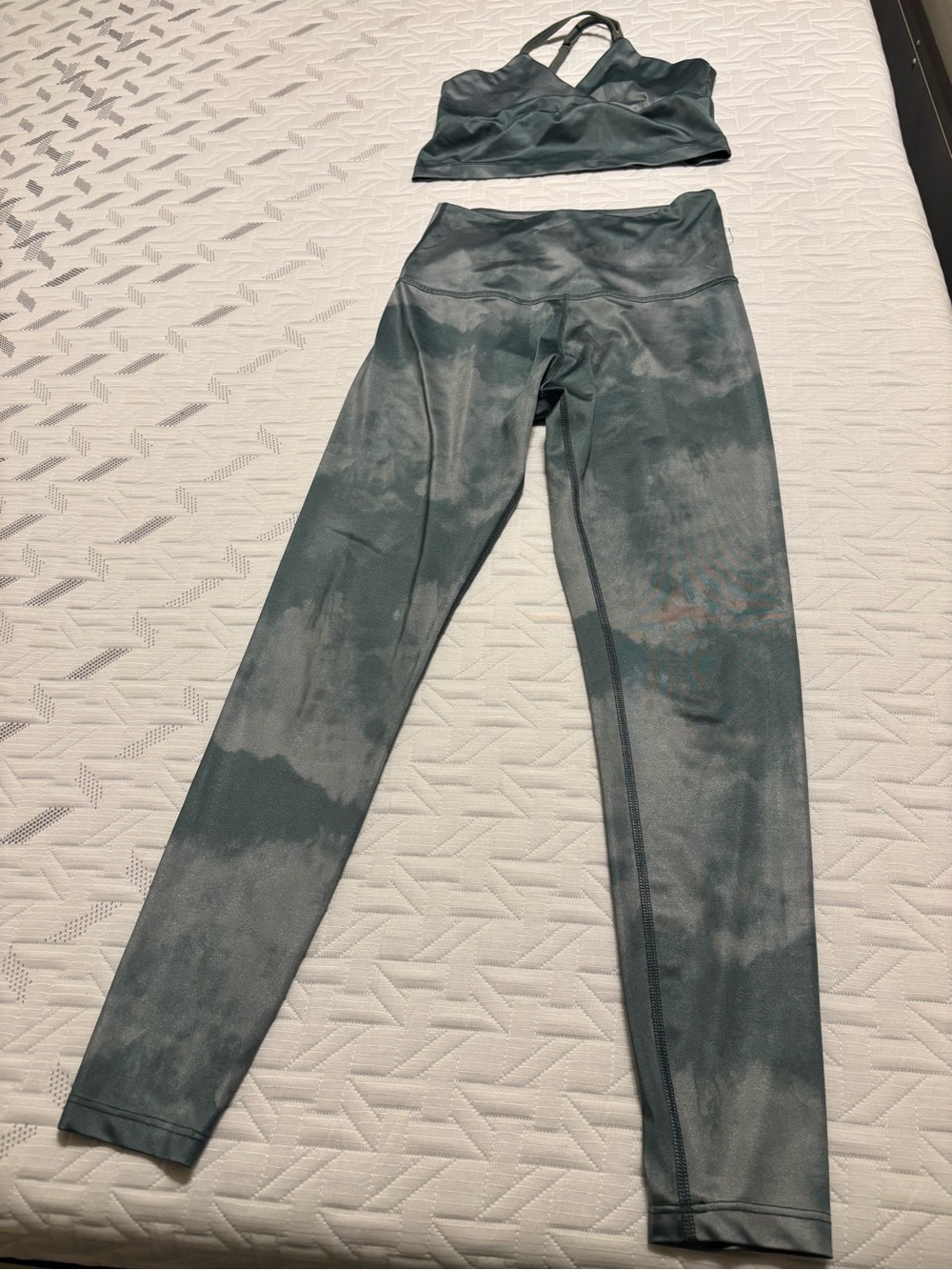 Beyond yoga, Olympus high-rise Two-Piece Activewear Set in Slate green Tie-Dye - Picture 4 of 7
